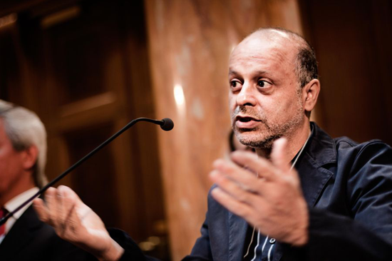 Akbar Ganji delivers his acceptance speech at the IPI 60 World Press Freedom Heroes Ceremony in Vienna [Photo: IPI/David Reali]